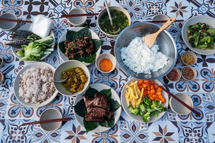 ຕັ້ງຄ້າຍຢູ່ກາງປ່າກວາງບິ່ງ ຕັ້ງຄ້າຍຢູ່ກາງປ່າກວາງບິ່ງ