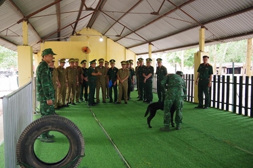 ກົມໃຫຍ່ສັນຕິບານ ກະຊວງປ້ອງກັນຄວາມສະຫງົບລາວ ຢ້ຽມຢາມໂຮງຮຽນຊາຍແດນຊັ້ນກາງເລກ 24