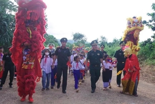 ເລື່ອງລາວ “ຊ່ວຍນ້ອງໄປຮຽນ” ທີ່ຕື້ນຕັນໃຈ ຂອງທະຫານຊາຍແດນຫວຽດນາມ ສະຫງວນໃຫ້ເດັກນ້ອຍລາວ