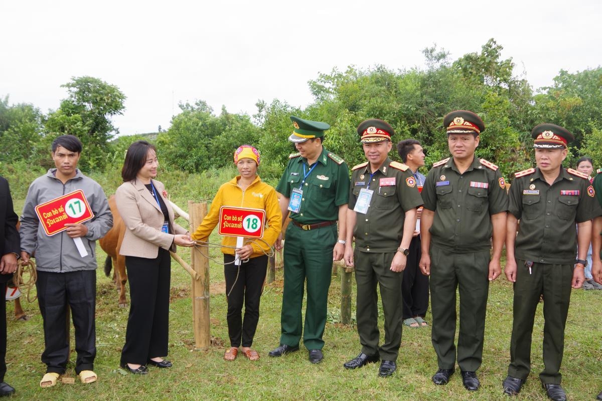 ສາມັກຄີສ້າງເສັ້ນຊາຍແດນຫວຽດນາມ-ລາວ ຢ່າງມີສັນຕິພາບ, ມິດຕະພາບ, ການຮ່ວມມື ແລະພ້ອມກັນພັດທະນາ