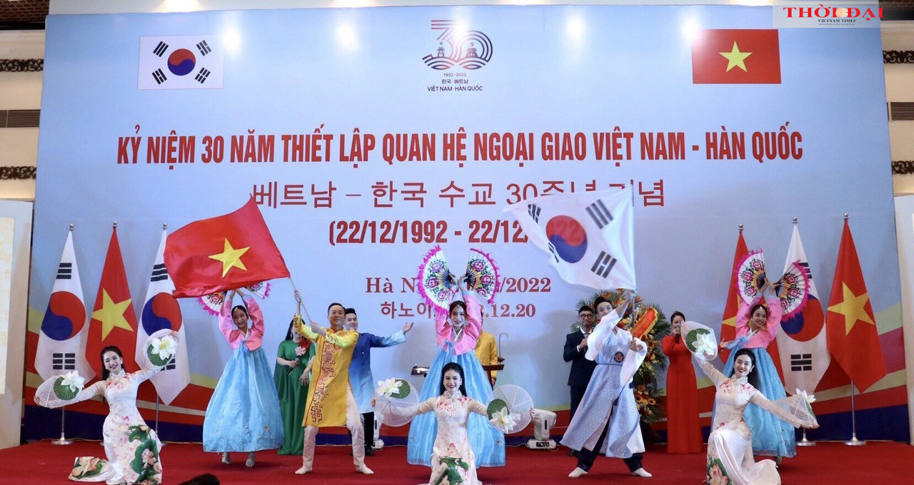 Tiết mục văn nghệ chào mừng kỷ niệm 30 năm thiết lập quan hệ ngoại giao Việt Nam - Hàn Quốc (Ảnh: Thu Hà).