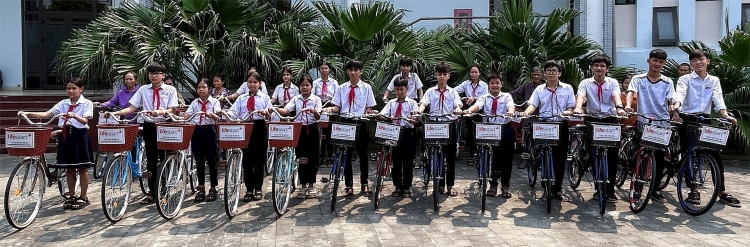 Lifestart Foundation (ອົດສະຕາລີ) ມອບລົດຖີບ 55 ຄັນໃຫ້ນັກຮຽນທີ່ປະສົບກັບຄວາມຫຍຸ້ງຍາກ