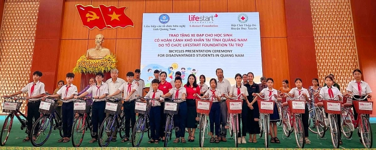 Lifestart Foundation (ອົດສະຕາລີ) ມອບລົດຖີບ 55 ຄັນໃຫ້ນັກຮຽນທີ່ປະສົບກັບຄວາມຫຍຸ້ງຍາກ