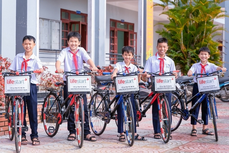 Lifestart Foundation (ອົດສະຕາລີ) ມອບລົດຖີບ 55 ຄັນໃຫ້ນັກຮຽນທີ່ປະສົບກັບຄວາມຫຍຸ້ງຍາກ