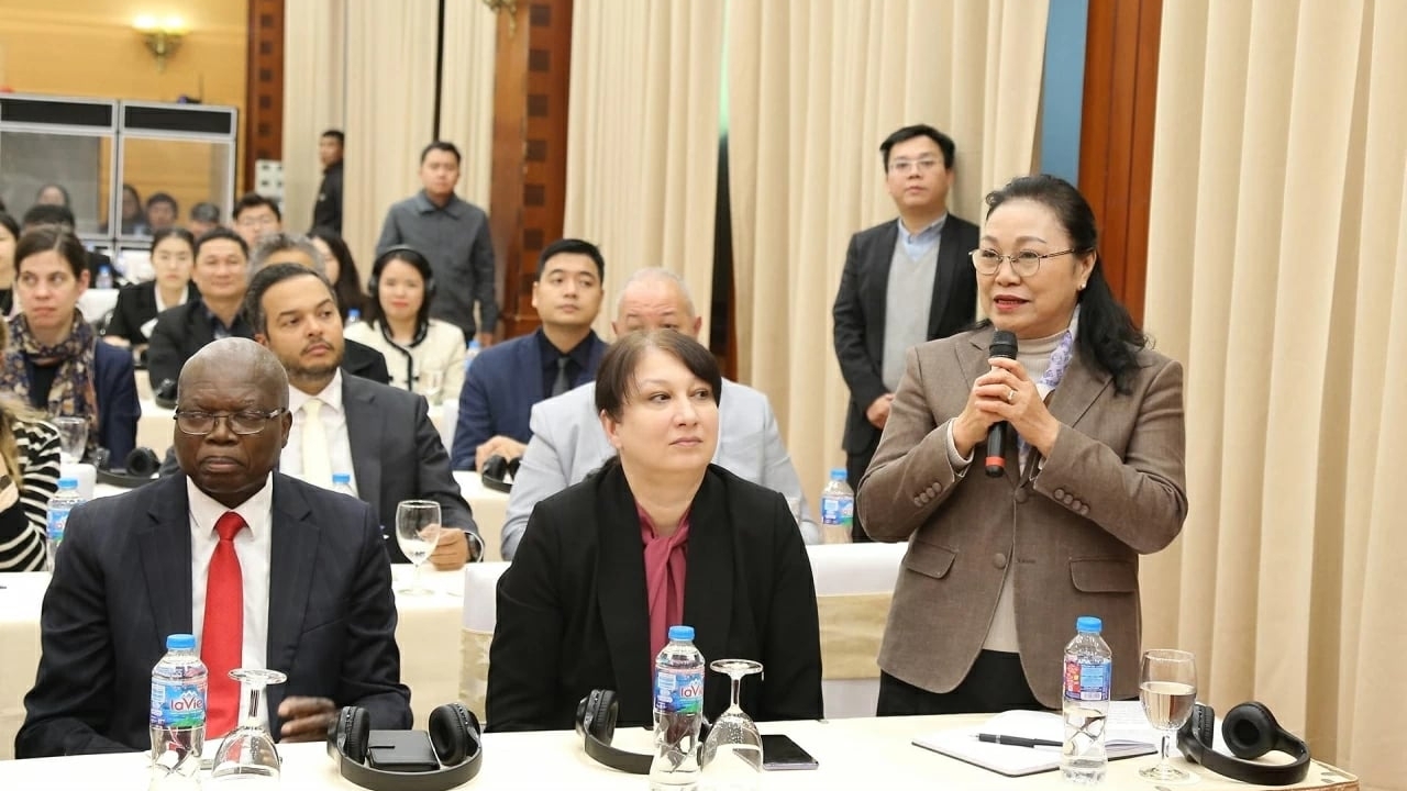 ທ່ານນາງເອກອັກຄະລັດຖະທູດ ຄຳເພົາເອີນທະວັນ: ທິດທາງຍຸດທະສາດຂອງກອງປະຊຸມໃຫຍ່ຄັ້ງ XIV ຈະປັບປຸງ ແລະ ພັດທະນາສາຍພົວພັນຫວຽດນາມ-ລາວ.