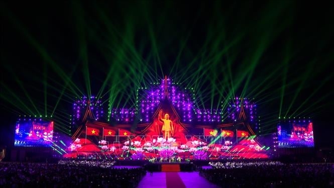 ຄືນແຫ່ງສິລະປະທີ່ງົດງາມສະເຫຼີມສະຫຼອງມິດຕະພາບ ຫວຽດນາມ-ລາວ