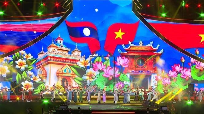 ຄືນແຫ່ງສິລະປະທີ່ງົດງາມສະເຫຼີມສະຫຼອງມິດຕະພາບ ຫວຽດນາມ-ລາວ