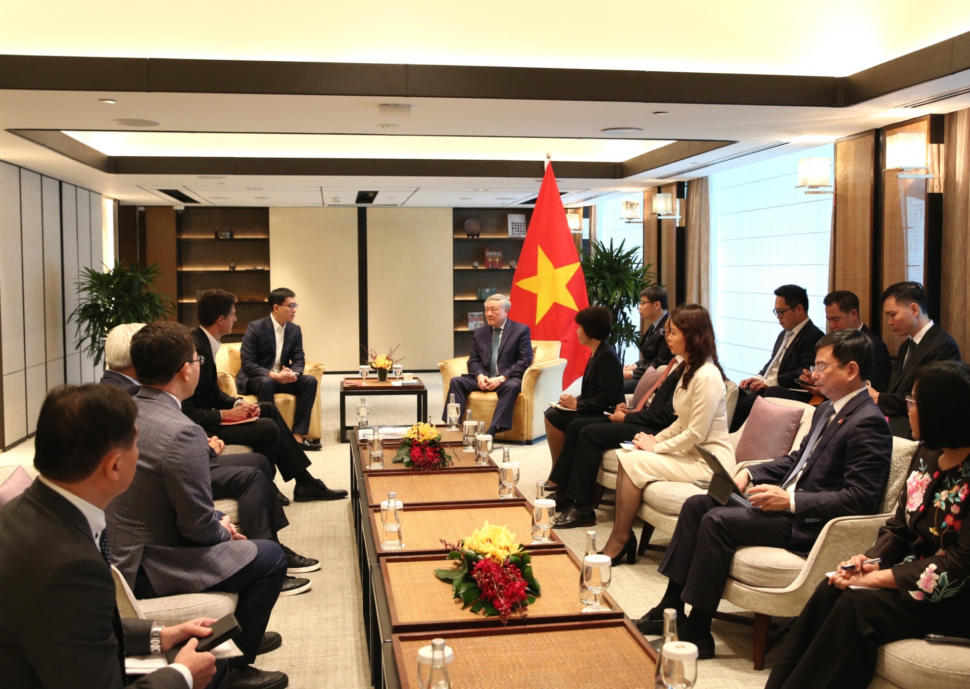 ຊຸກຍູ້ໃຫ້ບັນດາອົງການການເງິນສາກົນທີ່ມີຊື່ສຽງສົ່ງເສີມການຮ່ວມມື ແລະ ການລົງທຶນໃນຫວຽດນາມ