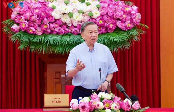 ກອງ​ປະ​ຊຸມ​ໃຫຍ່​ຜູ້​ແທນທົ່ວ​ປະ​ເທດ​ຄັ້ງ​ທີ XIV ຂອງ​ພັກ​ກອມ​ມູ​ນິດ ຫວຽດ​ນາມ: ຂີດ​ໝາຍ​ພິ​ເສດ,ຄາດ​ຫວັງ​ພັດ​ທະ​ນາ