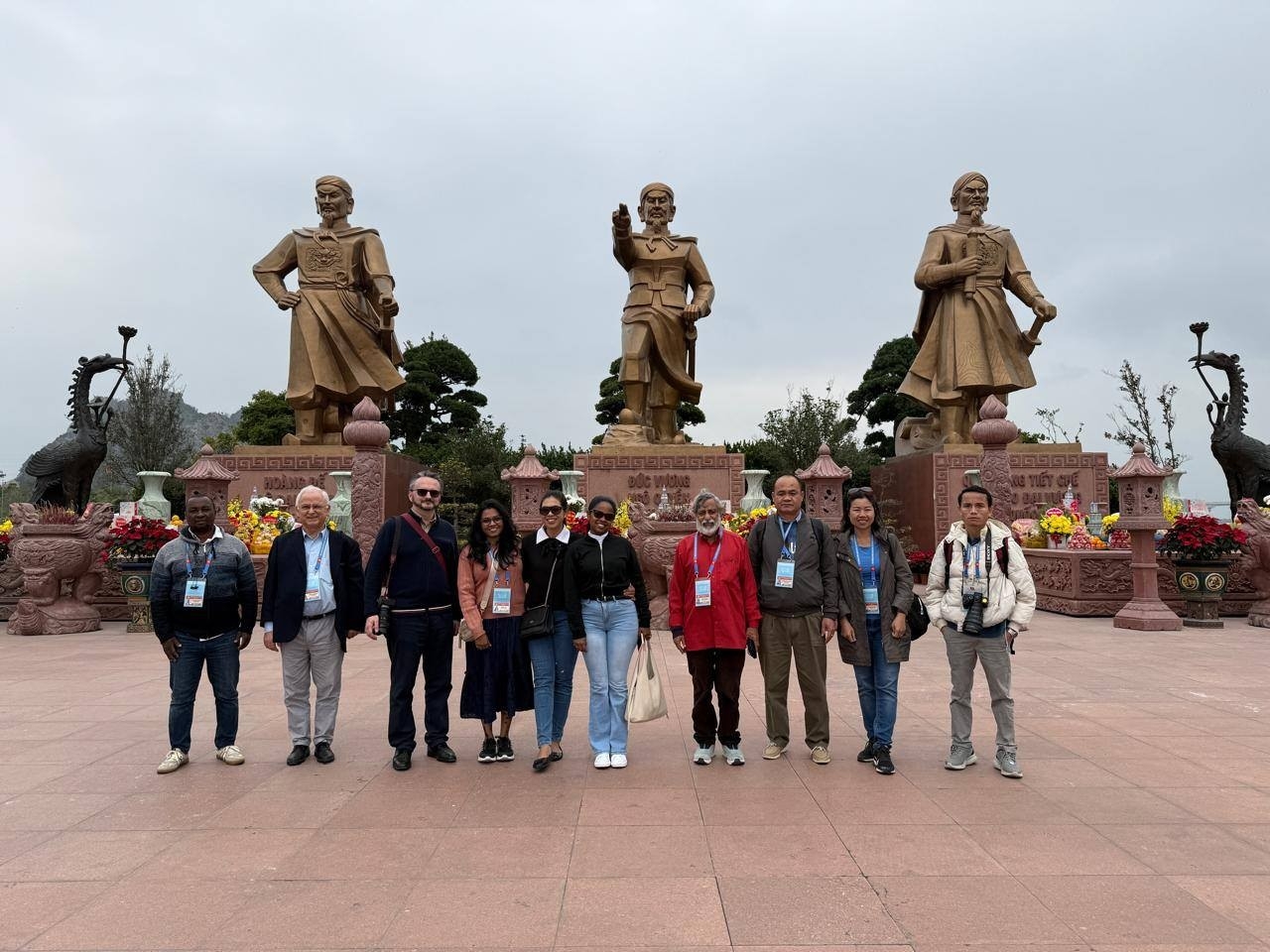 ແນະນຳຮີດຄອງປະເພນີຂອງຊາວຫວຽດນາມໃຫ້ນັກຂ່າວສາກົນ ແນະນຳຮີດຄອງປະເພນີຂອງຊາວຫວຽດນາມໃຫ້ນັກຂ່າວສາກົນ