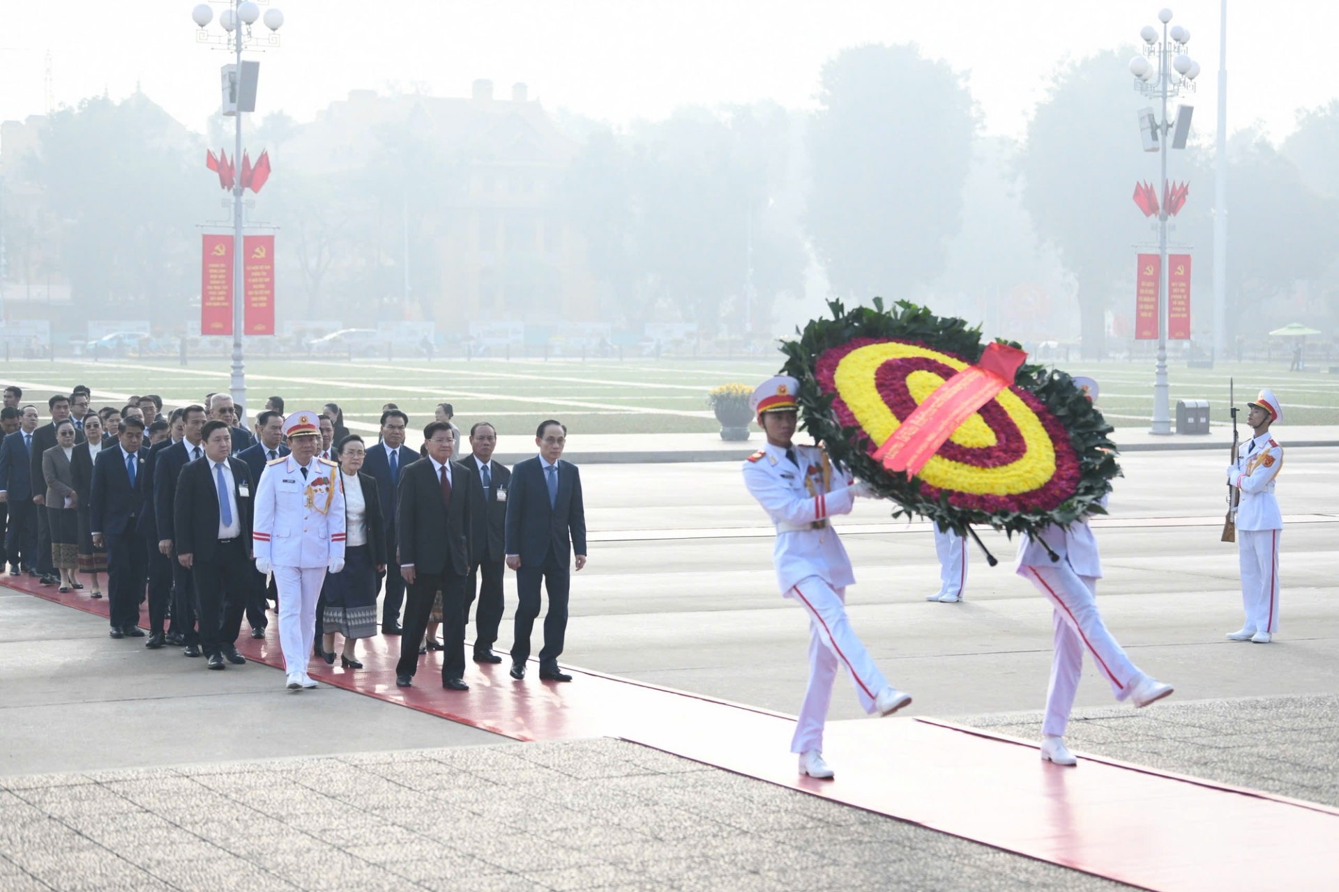 ທ່ານເລຂາທິການໃຫຍ່, ປະທານປະເທດລາວ ພ້ອມດ້ວຍພັນລະຍາ ໄດ້ໄປຢ້ຽມຢາມສຸສານປະທານໂຮ່ຈີມິນ ທ່ານເລຂາທິການໃຫຍ່, ປະທານປະເທດລາວ ພ້ອມດ້ວຍພັນລະຍາ ໄດ້ໄປຢ້ຽມຢາມສຸສານປະທານໂຮ່ຈີມິນ