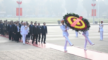 ທ່ານເລຂາທິການໃຫຍ່, ປະທານປະເທດລາວ ພ້ອມດ້ວຍພັນລະຍາ ໄດ້ໄປຢ້ຽມຢາມສຸສານປະທານໂຮ່ຈີມິນ