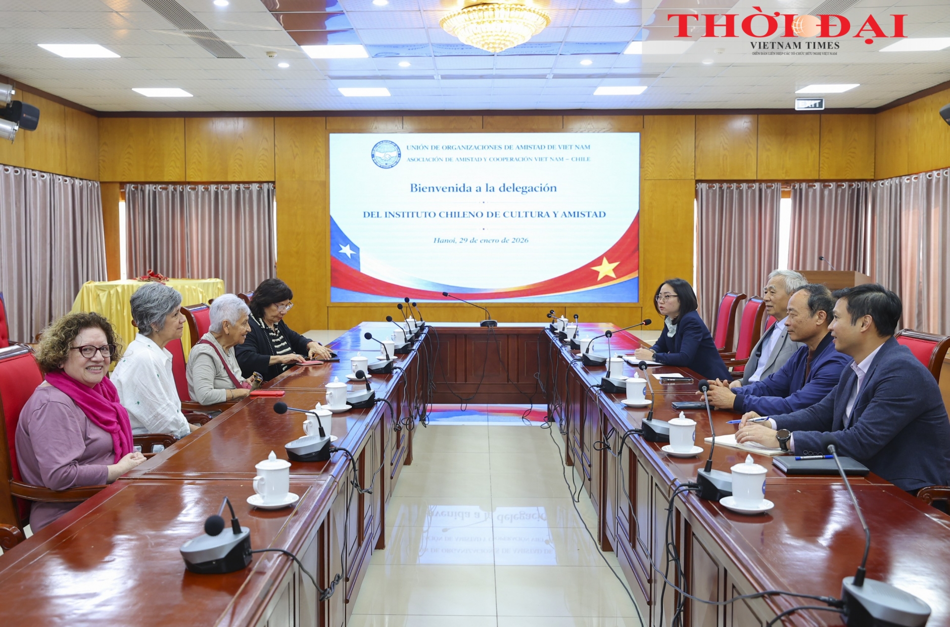 ໝູ່ເພື່ອນ ຈີເລ ໄດ້ມາຢ້ຽມຢາມ ແລະ ຮຽນຮູ້ກ່ຽວກັບຫວຽດນາມ ແລະ ຊາວຫວຽດນາມ.