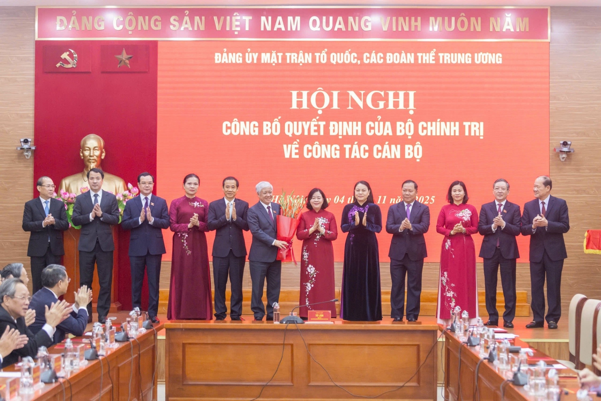 ປອ. ຫງວຽນມິງຈຸງ: ຄະນະພັກຂອງແນວໂຮມປະເທດຊາດຫວຽດນາມ ແລະ ອົງການຈັດຕັ້ງມະຫາຊົນສູນກາງຈະກາຍເປັນເສົາຄໍ້າທີ່ໜັກແໜ້ນຂອງລະບົບການເມືອງ