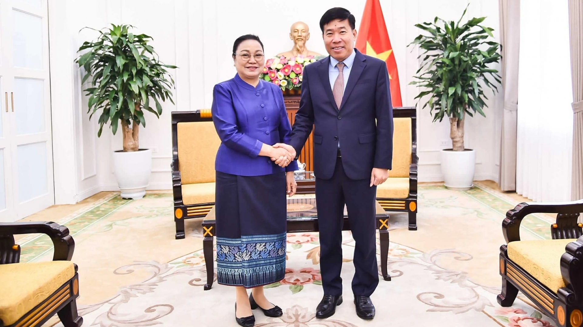 ຄະນະຜູ້ແທນຈາກສະຖານທູດລາວປະຈຳຫວຽດນາມ ໄດ້ສົ່ງຄຳອວຍພອນເນື່ອງໃນໂອກາດວັນສ້າງຕັ້ງພັກຄົບຮອບ 96 ປີ.