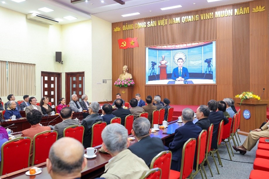 ການທູດປະຊາຊົນ: ການປ່ຽນແປງເພື່ອບືນເຖິງໄດ້ໄກກວ່າ