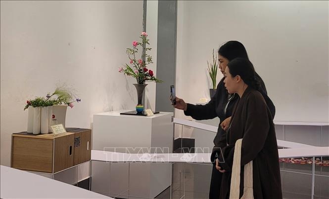 ຊົມເຊີຍສິລະປະການຈັດດອກໄມ້ແບບຍີ່ປຸ່ນໃນສະຖານທີ່ວັດທະນະທຳຂອງຮ່າໂນ້ຍ