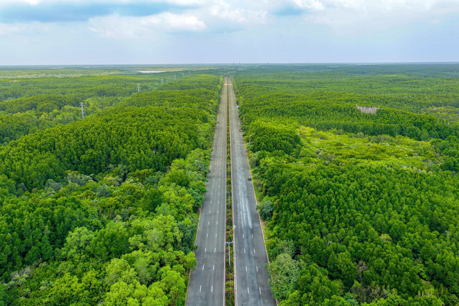 Tour ດ້ວຍເຮລິຄອບເຕີຄາດວ່າຈະກາຍເປັນຈຸດເດັ່ນຂອງການທ່ອງທ່ຽວໃນນະຄອນໂຮ່ຈິມິນ