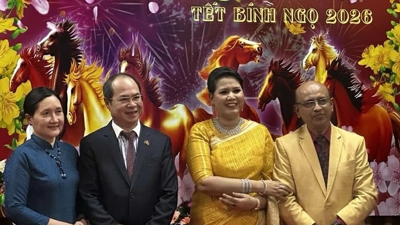 ຊາວຫວຽດນາມອາໄສຢູ່ຕ່າງປະເທດ ແລະ ເພື່ອນມິດ Bangladesh  ຈຳນວນຫຼວງຫຼາຍໄດ້ເຂົ້າຮ່ວມງານ ລະດູບານໃໝ່ບ້ານເກີດເມືອງນອນ 2026