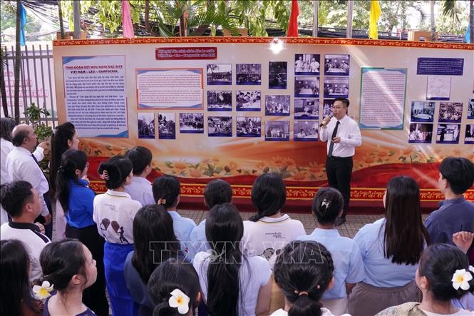 ງານວາງສະແດງວາງສະແດງເອກະສານຫຼາຍກວ່າ 150 ສະບັບກ່ຽວກັບສາຍພົວພັນສາມັກຄີລະຫວ່າງ ຫວຽດນາມ, ລາວ, ກຳປູເຈຍ