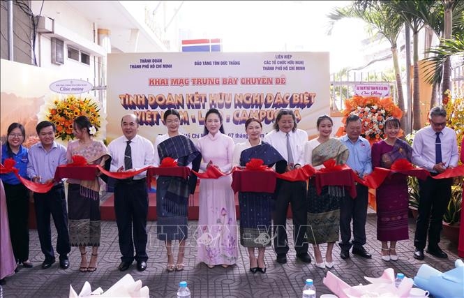 ງານວາງສະແດງວາງສະແດງເອກະສານຫຼາຍກວ່າ 150 ສະບັບກ່ຽວກັບສາຍພົວພັນສາມັກຄີລະຫວ່າງ ຫວຽດນາມ, ລາວ, ກຳປູເຈຍ