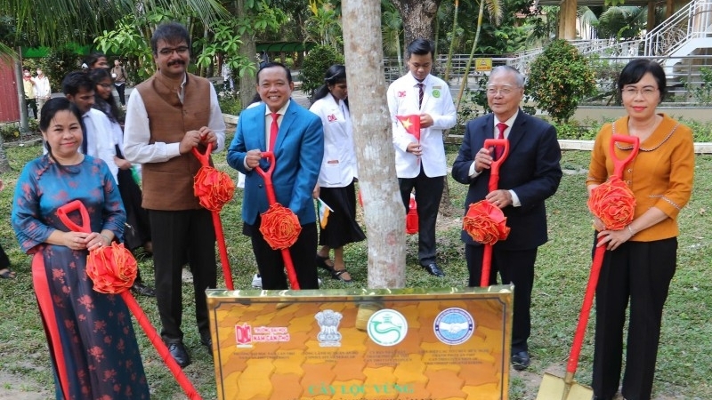 ປູກຕົ້ນໄມ້ມິດຕະພາບຢູ່ ເກີ່ນເທີ