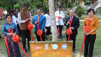 ປູກຕົ້ນໄມ້ມິດຕະພາບຢູ່ ເກີ່ນເທີ