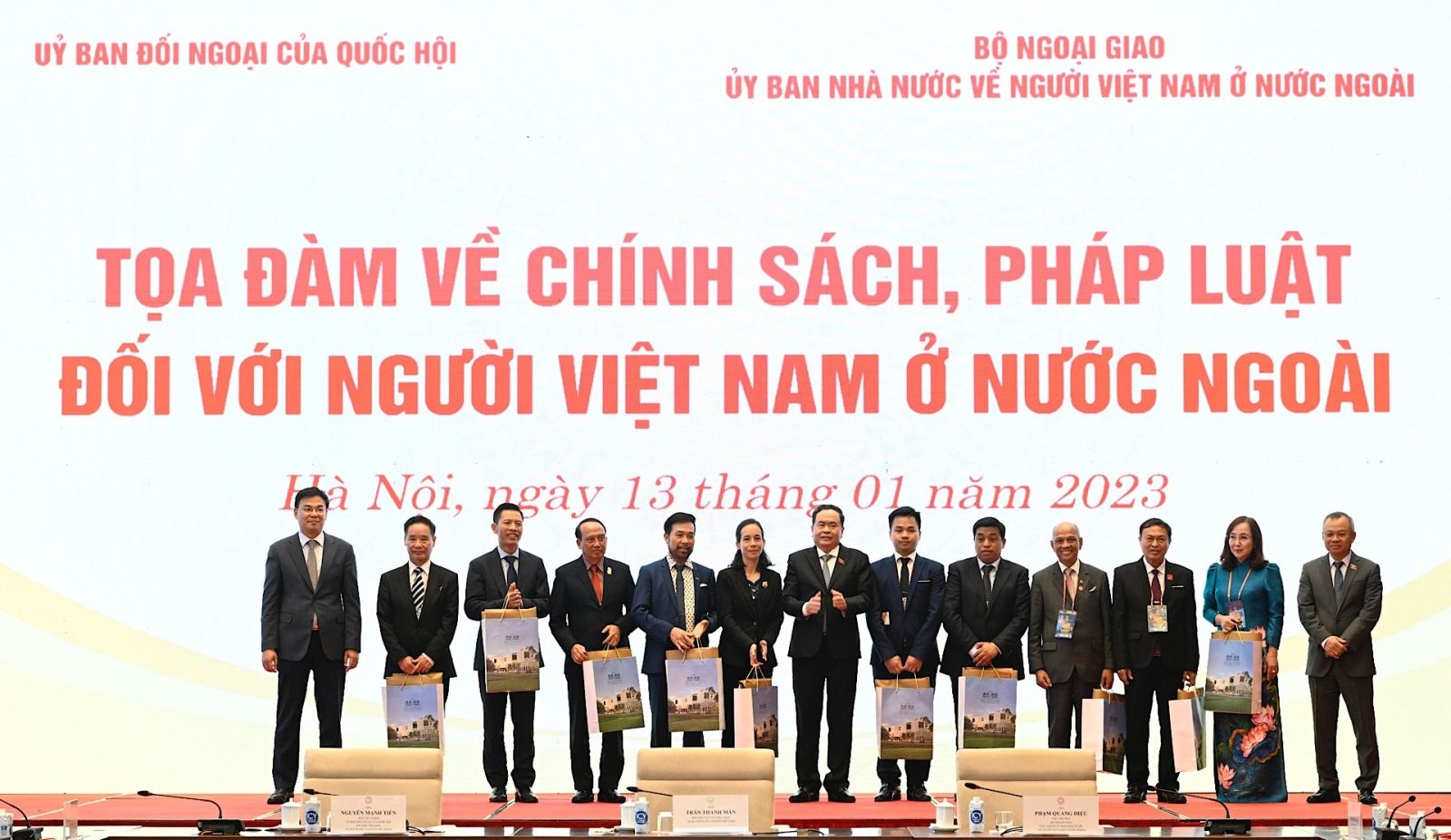 ຮ່ວມເດີນທາງ, ຮັບ​ຟັງ ​ແລະ ​ເຊື່ອມ​ໂຍງ​ເຂົ້າ​ກັບ​ຊາວ​ຫວຽດນາມ ອາ​ໄສ​ຢູ່​ຕ່າງປະ​ເທດ ດ້ວຍ​ຄວາມ​ມຸ່ງ​ມາດ​ປາດ​ຖະໜາ​ຢາກ​ນຳ​ບ້ານ​ເກີດ​ເມືອງ​ນອນ - ປະ​ເທດ​ເຂົ້າ​ສູ່​ຍຸກ​ແຫ່ງ​ການ​ເຕີບ​ໂຕ​ຂອງ​ປະ​ເທດ​ຊາດ