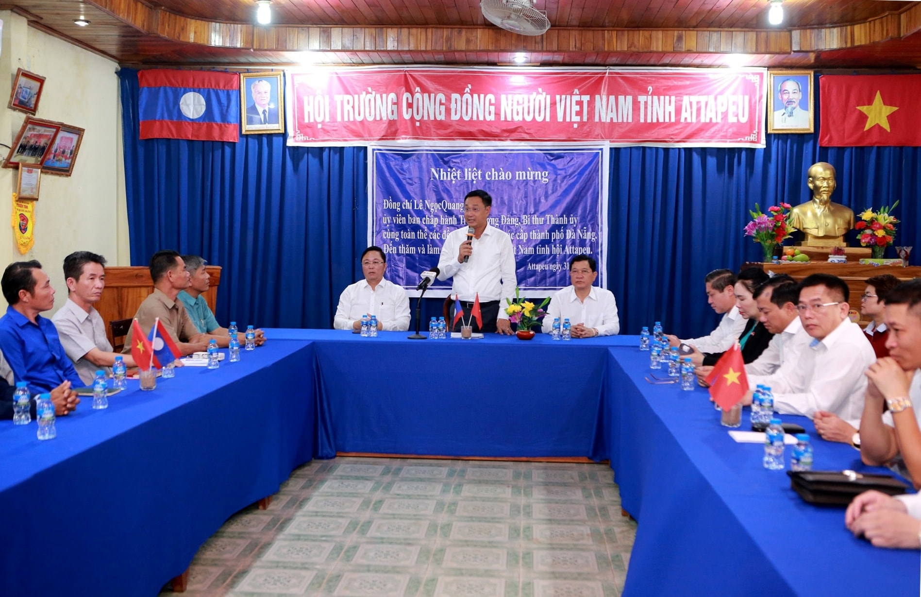 ຄະນະປະຕິບັດງານນະຄອນດານັງ ໄດ້ໄປຢ້ຽມຢາມ ແລະ ອວຍພອນປີໃໝ່ໃຫ້ແກ່ຊຸມຊົນຊາວຫວຽດນາມ ແລະ ສູນພາສາຫວຽດນາມ ແຂວງອັດຕະປື (ລາວ) ຄະນະປະຕິບັດງານນະຄອນດານັງ ໄດ້ໄປຢ້ຽມຢາມ ແລະ ອວຍພອນປີໃໝ່ໃຫ້ແກ່ຊຸມຊົນຊາວຫວຽດນາມ ແລະ ສູນພາສາຫວຽດນາມ ແຂວງອັດຕະປື (ລາວ)