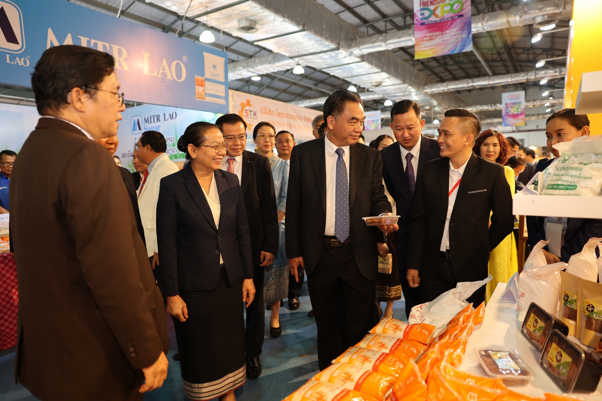 ເຊື່ອມຕໍ່ທຸລະກິດຫວຽດນາມ - ລາວ ຜ່ານງານວາງສະແດງທີ່ແຂວງສະຫວັນນະເຂດ ເຊື່ອມຕໍ່ທຸລະກິດຫວຽດນາມ - ລາວ ຜ່ານງານວາງສະແດງທີ່ແຂວງສະຫວັນນະເຂດ