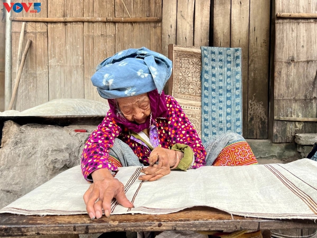 ​ແມ່​ຍິງ​ຊາວ​ເຜົ່າ​ມົ້ງ​ຢູ່ໝູ່​ບ້ານ​ອາ​ຊີບ​ຕ່ຳ​ປໍ​ປ່ານ ລຸ່ງ​ຕາມ ແຂວງ ຕວຽນ​ກວາງ ແນະ​ນຳ​ອາ​ຊີບ​ພື້ນ​ເມືອງ​ອອກ​ສູ່​ໂລກ