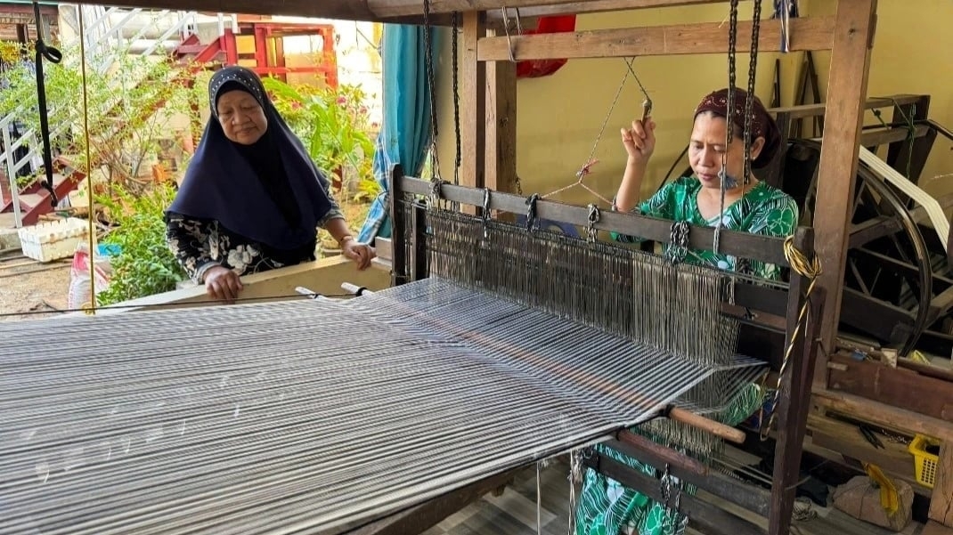 ບ້ານ ຟຸ້ມ​ຊວ່າຍ, ຕາ​ແສງ ຟອງ​ເຈົາ, ແຂວງ ອານ​ຢາງ ອະ​ນຸ​ລັກ​ຮັກ​ສາ​ອາ​ຊີບ​ຕ່ຳ​​ແຜ່ນ​ແພ​ພື້ນ​ເມືອງ ຕິດ​ພັນ​ກັບ​ການ​ທ່ອງ​ທ່ຽວ