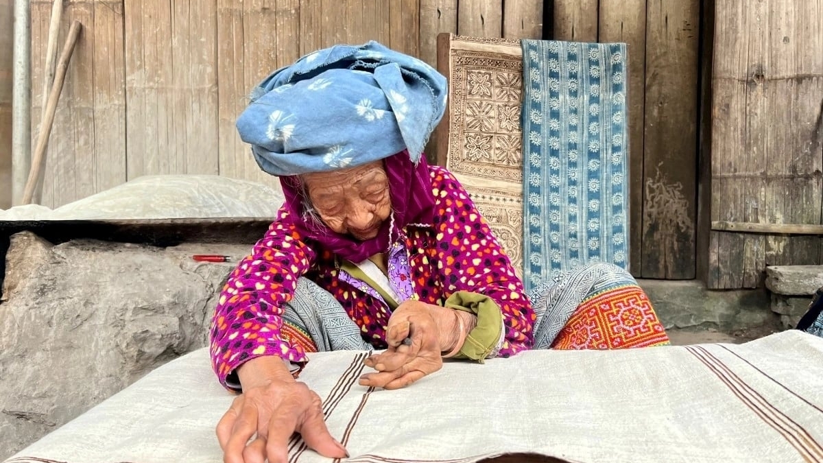 ​ແມ່​ຍິງ​ຊາວ​ເຜົ່າ​ມົ້ງ​ຢູ່ໝູ່​ບ້ານ​ອາ​ຊີບ​ຕ່ຳ​ປໍ​ປ່ານ ລຸ່ງ​ຕາມ ແຂວງ ຕວຽນ​ກວາງ ແນະ​ນຳ​ອາ​ຊີບ​ພື້ນ​ເມືອງ​ອອກ​ສູ່​ໂລກ