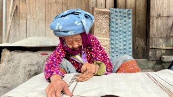 ​ແມ່​ຍິງ​ຊາວ​ເຜົ່າ​ມົ້ງ​ຢູ່ໝູ່​ບ້ານ​ອາ​ຊີບ​ຕ່ຳ​ປໍ​ປ່ານ ລຸ່ງ​ຕາມ ແຂວງ ຕວຽນ​ກວາງ ແນະ​ນຳ​ອາ​ຊີບ​ພື້ນ​ເມືອງ​ອອກ​ສູ່​ໂລກ