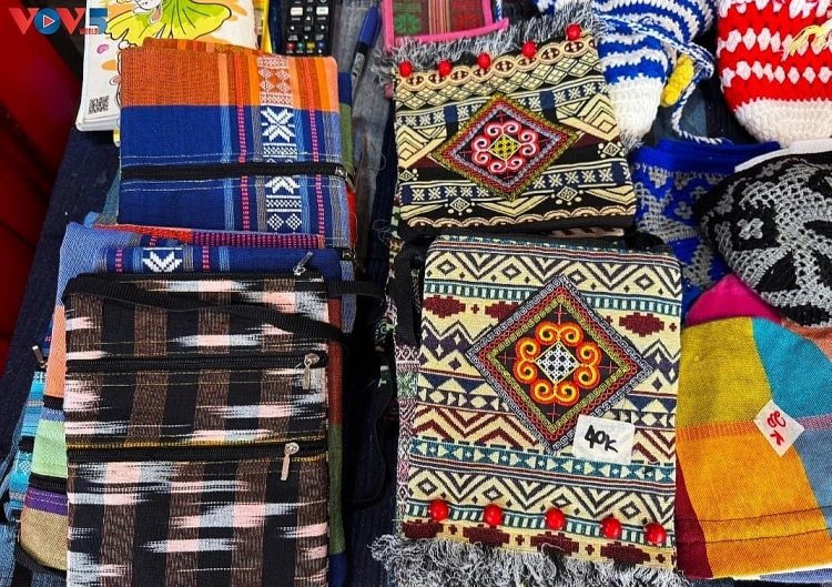 ບ້ານ ຟຸ້ມຊວ່າຍ, ຕາແສງ ຟອງເຈົາ, ແຂວງ ອານຢາງ ອະນຸລັກຮັກສາອາຊີບຕ່ຳແຜ່ນແພພື້ນເມືອງ ຕິດພັນກັບການທ່ອງທ່ຽວ ບ້ານ ຟຸ້ມຊວ່າຍ, ຕາແສງ ຟອງເຈົາ, ແຂວງ ອານຢາງ ອະນຸລັກຮັກສາອາຊີບຕ່ຳແຜ່ນແພພື້ນເມືອງ ຕິດພັນກັບການທ່ອງທ່ຽວ