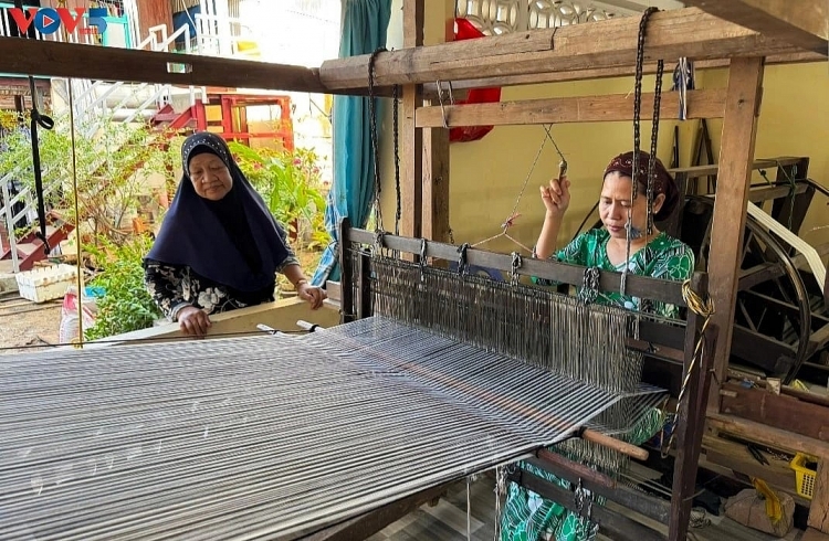 ບ້ານ ຟຸ້ມຊວ່າຍ, ຕາແສງ ຟອງເຈົາ, ແຂວງ ອານຢາງ ອະນຸລັກຮັກສາອາຊີບຕ່ຳແຜ່ນແພພື້ນເມືອງ ຕິດພັນກັບການທ່ອງທ່ຽວ ບ້ານ ຟຸ້ມຊວ່າຍ, ຕາແສງ ຟອງເຈົາ, ແຂວງ ອານຢາງ ອະນຸລັກຮັກສາອາຊີບຕ່ຳແຜ່ນແພພື້ນເມືອງ ຕິດພັນກັບການທ່ອງທ່ຽວ