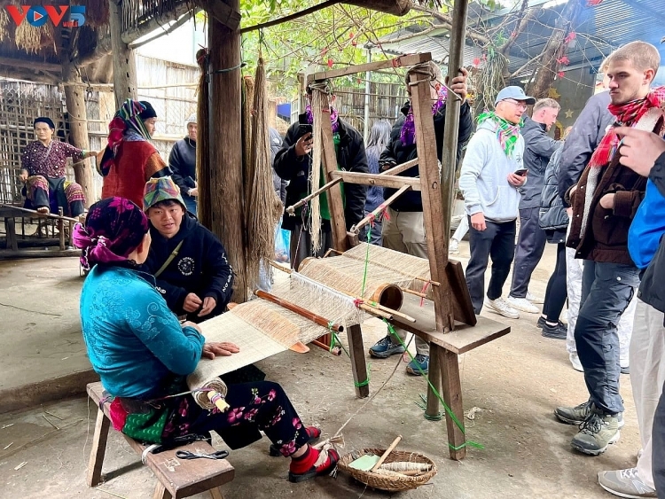 ແມ່ຍິງຊາວເຜົ່າມົ້ງຢູ່ໝູ່ບ້ານອາຊີບຕ່ຳປໍປ່ານ ລຸ່ງຕາມ ແຂວງ ຕວຽນກວາງ ແນະນຳອາຊີບພື້ນເມືອງອອກສູ່ໂລກ ແມ່ຍິງຊາວເຜົ່າມົ້ງຢູ່ໝູ່ບ້ານອາຊີບຕ່ຳປໍປ່ານ ລຸ່ງຕາມ ແຂວງ ຕວຽນກວາງ ແນະນຳອາຊີບພື້ນເມືອງອອກສູ່ໂລກ