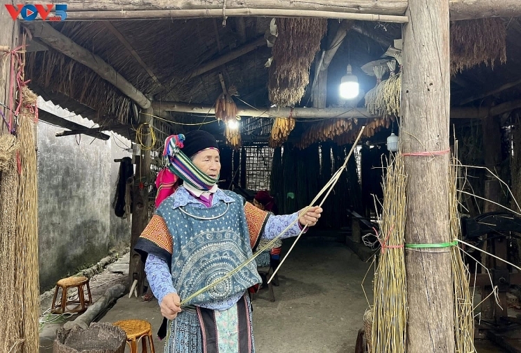 ແມ່ຍິງຊາວເຜົ່າມົ້ງຢູ່ໝູ່ບ້ານອາຊີບຕ່ຳປໍປ່ານ ລຸ່ງຕາມ ແຂວງ ຕວຽນກວາງ ແນະນຳອາຊີບພື້ນເມືອງອອກສູ່ໂລກ ແມ່ຍິງຊາວເຜົ່າມົ້ງຢູ່ໝູ່ບ້ານອາຊີບຕ່ຳປໍປ່ານ ລຸ່ງຕາມ ແຂວງ ຕວຽນກວາງ ແນະນຳອາຊີບພື້ນເມືອງອອກສູ່ໂລກ