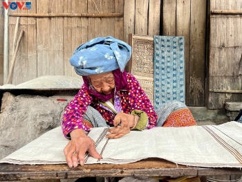 ​ແມ່​ຍິງ​ຊາວ​ເຜົ່າ​ມົ້ງ​ຢູ່ໝູ່​ບ້ານ​ອາ​ຊີບ​ຕ່ຳ​ປໍ​ປ່ານ ລຸ່ງ​ຕາມ ແຂວງ ຕວຽນ​ກວາງ ແນະ​ນຳ​ອາ​ຊີບ​ພື້ນ​ເມືອງ​ອອກ​ສູ່​ໂລກ