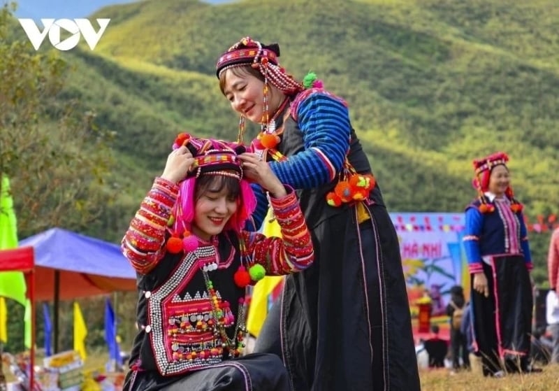 ແມ່ຍິງ ດ້ຽນບຽນ ຮັກສາວິນຍານ ບັນດາເຜົ່າ ແມ່ຍິງ ດ້ຽນບຽນ ຮັກສາວິນຍານ ບັນດາເຜົ່າ