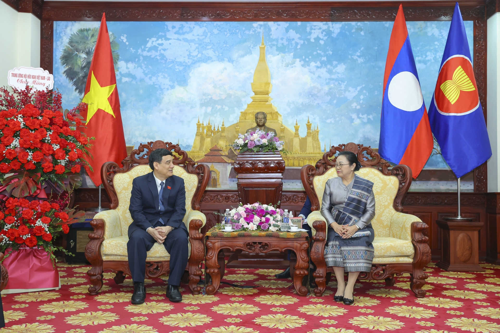 ສະມາຄົມມິດຕະພາບຫວຽດນາມ-ລາວ ອວຍພອນສະຖານທູດລາວ ເນື່ອງໃນໂອກາດບຸນເຕັດບຸນປີໃໝ່