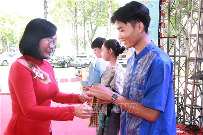 ຮັດແໜ້ນນ້ຳໃຈມິດຕະພາບໂດຍຜ່ານການພົບປະແລກປ່ຽນຊາວໜຸ່ມຫວຽດນາມ ແລະ ລາວ ແລະ ກຳປູເຈຍ ຮັດແໜ້ນນ້ຳໃຈມິດຕະພາບໂດຍຜ່ານການພົບປະແລກປ່ຽນຊາວໜຸ່ມຫວຽດນາມ ແລະ ລາວ ແລະ ກຳປູເຈຍ