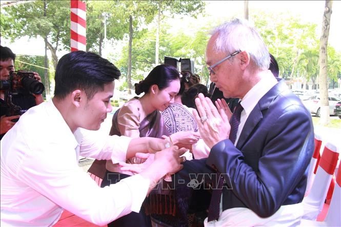 ຮັດແໜ້ນນ້ຳໃຈມິດຕະພາບໂດຍຜ່ານການພົບປະແລກປ່ຽນຊາວໜຸ່ມຫວຽດນາມ ແລະ ລາວ ແລະ ກຳປູເຈຍ ຮັດແໜ້ນນ້ຳໃຈມິດຕະພາບໂດຍຜ່ານການພົບປະແລກປ່ຽນຊາວໜຸ່ມຫວຽດນາມ ແລະ ລາວ ແລະ ກຳປູເຈຍ