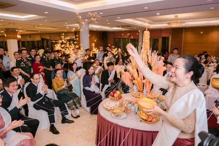 ້ເຊື່ອມໂຍງສາຍພົວພັນຫວຽດນາມ-ລາວຜ່ານງານບຸນປີໃໝ່ກັບເພື່ອນມິດລາວທີ່ຮ່າໂນ້ຍ ້ເຊື່ອມໂຍງສາຍພົວພັນຫວຽດນາມ-ລາວຜ່ານງານບຸນປີໃໝ່ກັບເພື່ອນມິດລາວທີ່ຮ່າໂນ້ຍ