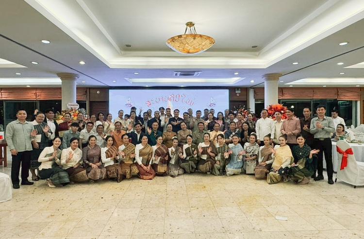 ້ເຊື່ອມໂຍງສາຍພົວພັນຫວຽດນາມ-ລາວຜ່ານງານບຸນປີໃໝ່ກັບເພື່ອນມິດລາວທີ່ຮ່າໂນ້ຍ ້ເຊື່ອມໂຍງສາຍພົວພັນຫວຽດນາມ-ລາວຜ່ານງານບຸນປີໃໝ່ກັບເພື່ອນມິດລາວທີ່ຮ່າໂນ້ຍ