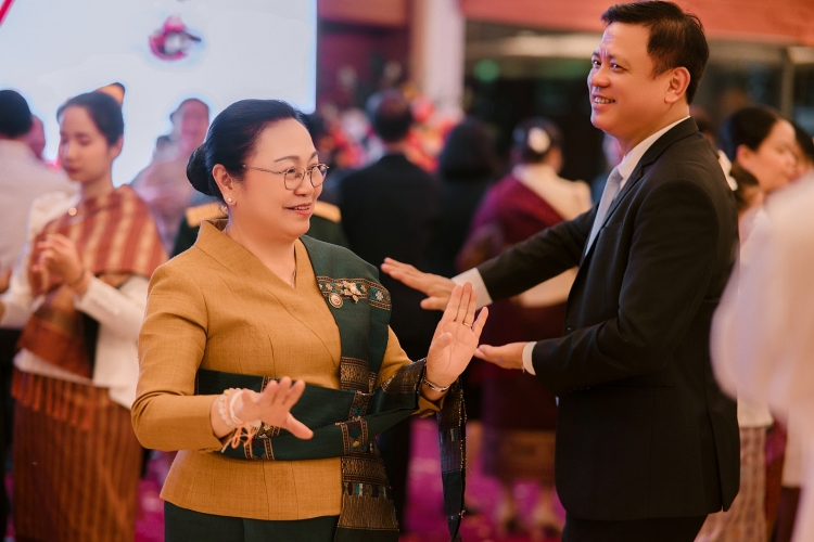 ້ເຊື່ອມໂຍງສາຍພົວພັນຫວຽດນາມ-ລາວຜ່ານງານບຸນປີໃໝ່ກັບເພື່ອນມິດລາວທີ່ຮ່າໂນ້ຍ ້ເຊື່ອມໂຍງສາຍພົວພັນຫວຽດນາມ-ລາວຜ່ານງານບຸນປີໃໝ່ກັບເພື່ອນມິດລາວທີ່ຮ່າໂນ້ຍ