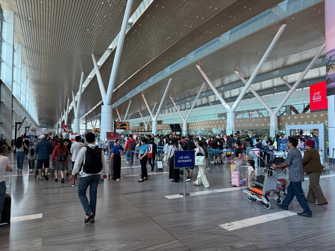 ຈຳນວນນັກທ່ອງທ່ຽວສາກົນທີ່ບິນມາ ຫວຽດນາມ ໄດ້ເພີ່ມຂຶ້ນຢ່າງວ່ອງໄວ. ຈຳນວນນັກທ່ອງທ່ຽວສາກົນທີ່ບິນມາ ຫວຽດນາມ ໄດ້ເພີ່ມຂຶ້ນຢ່າງວ່ອງໄວ.