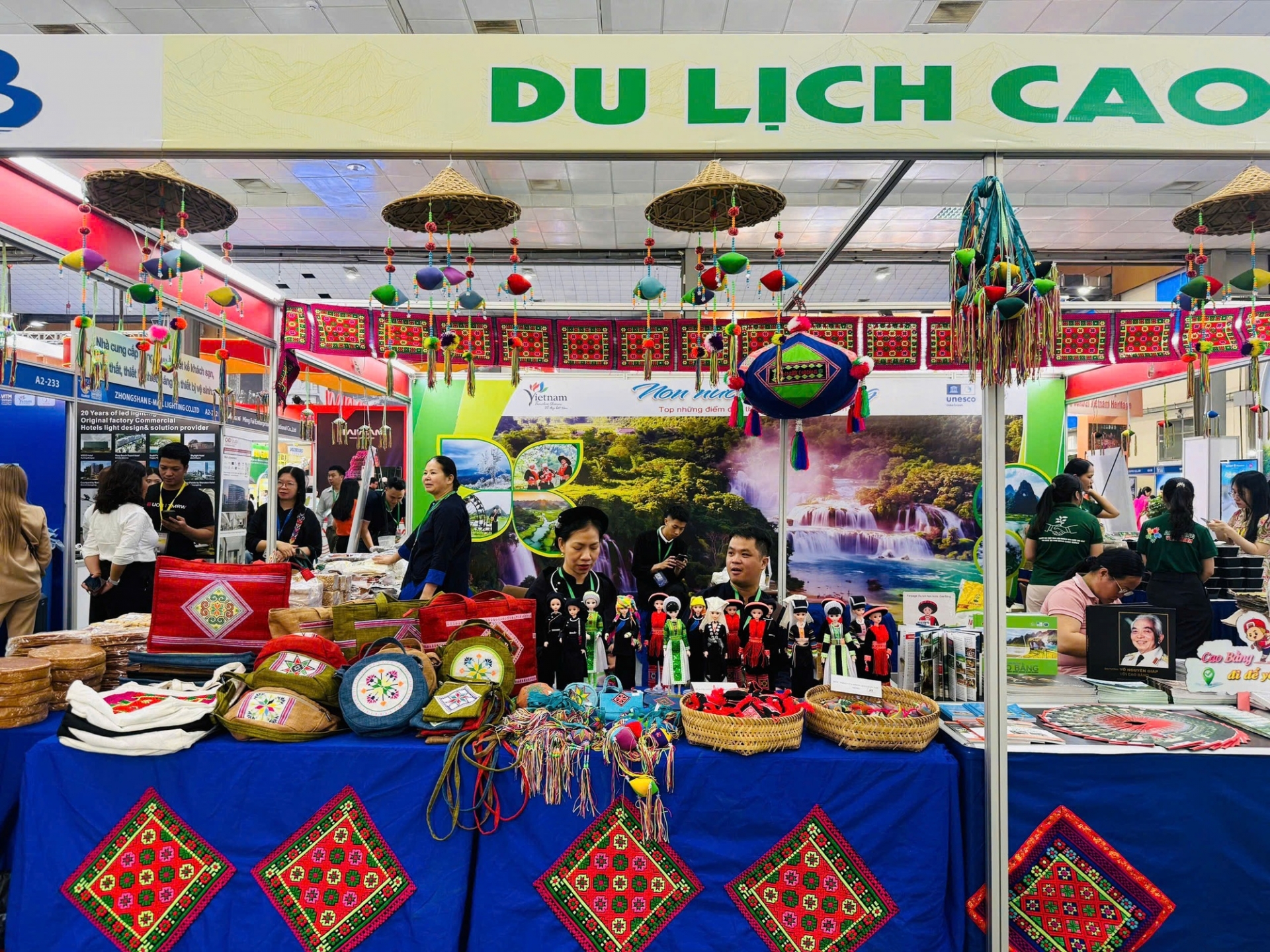 ການເຊື່ອມຕໍ່ການຄ້າ ລະຫວ່າງ ວິສາຫະກິດທ່ອງທ່ຽວ ຫວຽດນາມ ແລະ ສາກົນ ການເຊື່ອມຕໍ່ການຄ້າ ລະຫວ່າງ ວິສາຫະກິດທ່ອງທ່ຽວ ຫວຽດນາມ ແລະ ສາກົນ