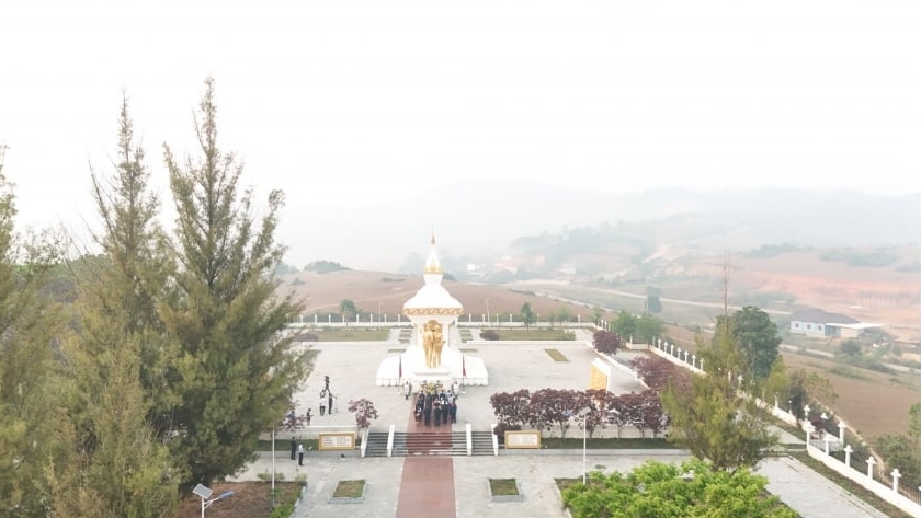 ຊາວຫວຽດນາມ ອາໄສຢູ່ລາວ ໄປຖະຫວາຍທູບທຽນເພື່ອຮູ້ບຸນຄຸນບັນດາວິລະຊົນນັກຮົບເສຍສະຫຼະຊີວິດເພື່ອຊາດ ລາວ - ຫວຽດນາມ