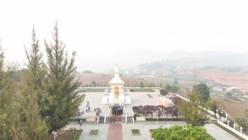 ຊາວຫວຽດນາມ ອາໄສຢູ່ລາວ ໄປຖະຫວາຍທູບທຽນເພື່ອຮູ້ບຸນຄຸນບັນດາວິລະຊົນນັກຮົບເສຍສະຫຼະຊີວິດເພື່ອຊາດ ລາວ - ຫວຽດນາມ